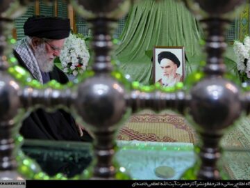 حضور حضرت آیتالله خامنهای در حرم مطهر حضرت امام خمینی(ره)