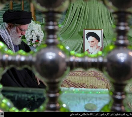 حضور حضرت آیت‌الله خامنه‌ای در حرم مطهر حضرت امام خمینی(ره)
