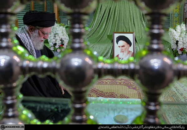 حضور حضرت آیت‌الله خامنه‌ای در حرم مطهر حضرت امام خمینی(ره)
