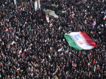 پهلوی تو اگر بیل زنی باغچه خود را بیل بزن