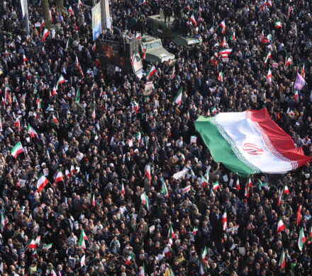 پهلوی تو اگر بیل زنی باغچه خود را بیل بزن