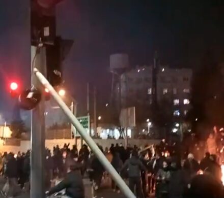 فیلم + تروریستهای که صحنه کربلا را بر سر پیکر شهدا پیاده کردند