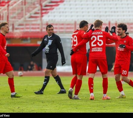 برد سرخ پوشان تراکتور مقابل طلایی ها