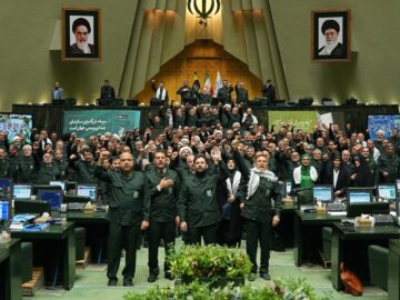 نمایندگان مجلس در حمایت از سپاه پاسداران سبزپوش شدند